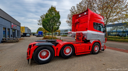 20251019-Tom-Holding-00156